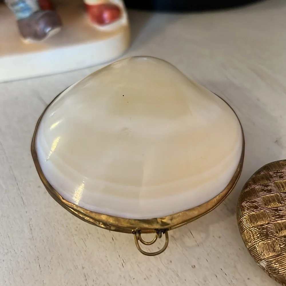 Clam shell powder compact plus 2 mirror compacts Hong Kong